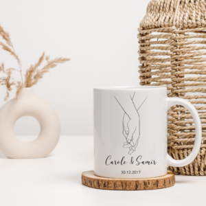 Mug personnalisé couple – Illustration main dans la main, prénoms & date