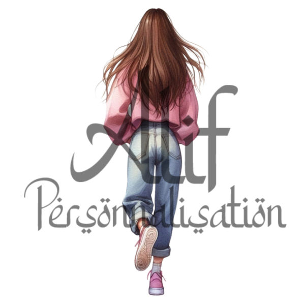 Une femme brune debout vue de dos en jean et pull rose