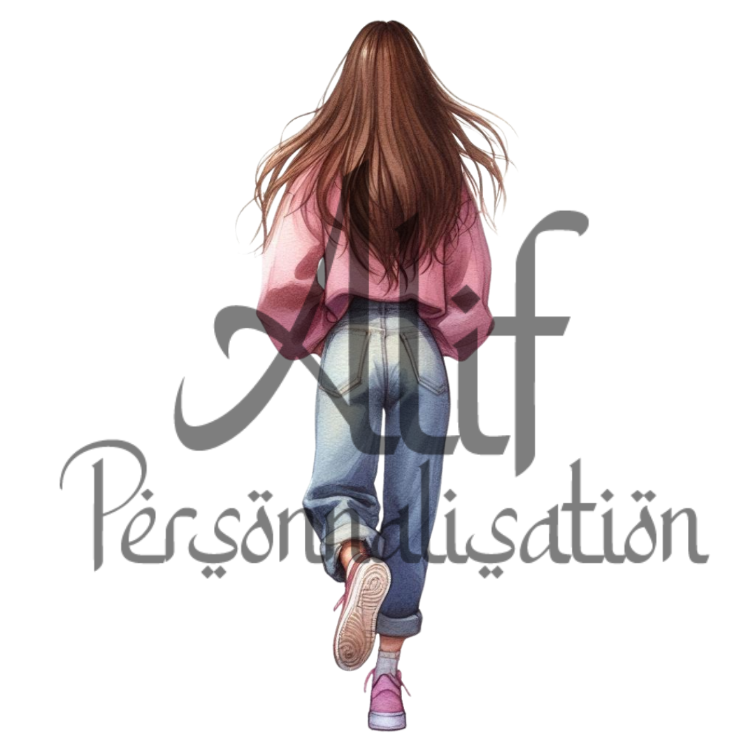 Une femme brune debout vue de dos en jean et pull rose