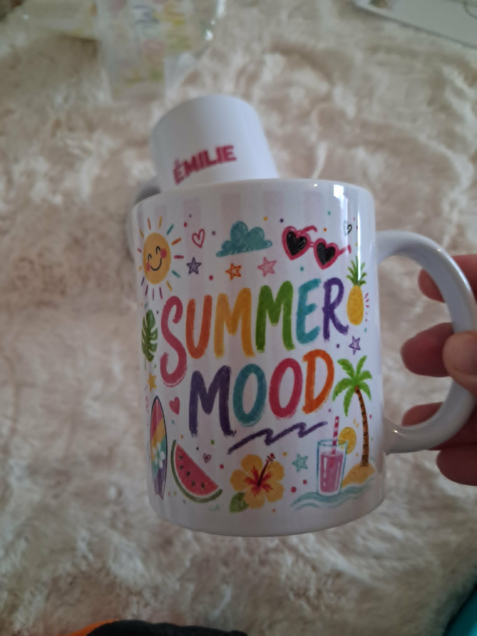Mug Summer Mood en céramique 300 ml avec illustration estivale colorée, soleil, fruits, palmiers et ambiance vacances, imprimé par sublimation haute qualité.