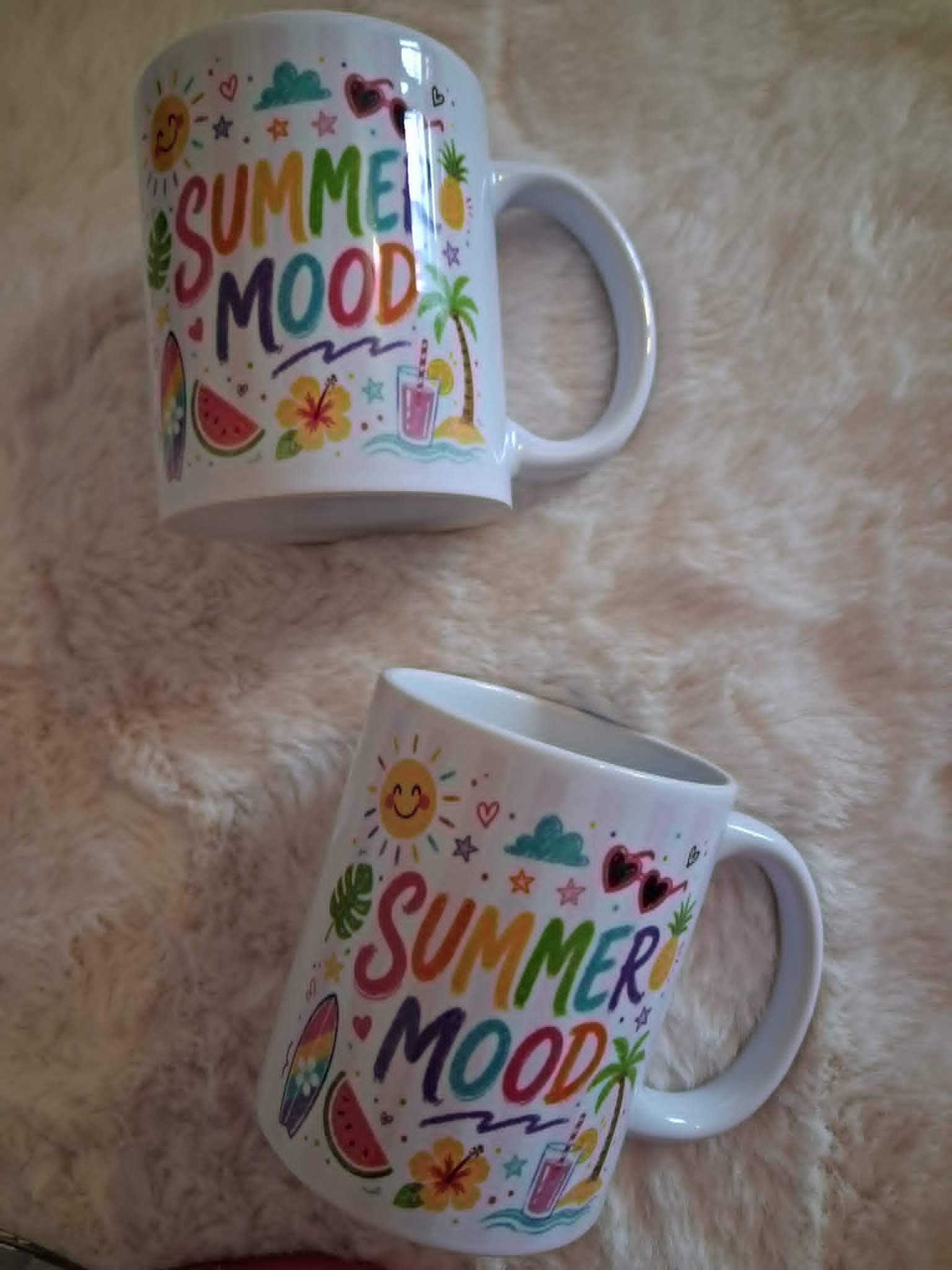 Mug Summer Mood en céramique 300 ml avec illustration estivale colorée, soleil, fruits, palmiers et ambiance vacances, imprimé par sublimation haute qualité.