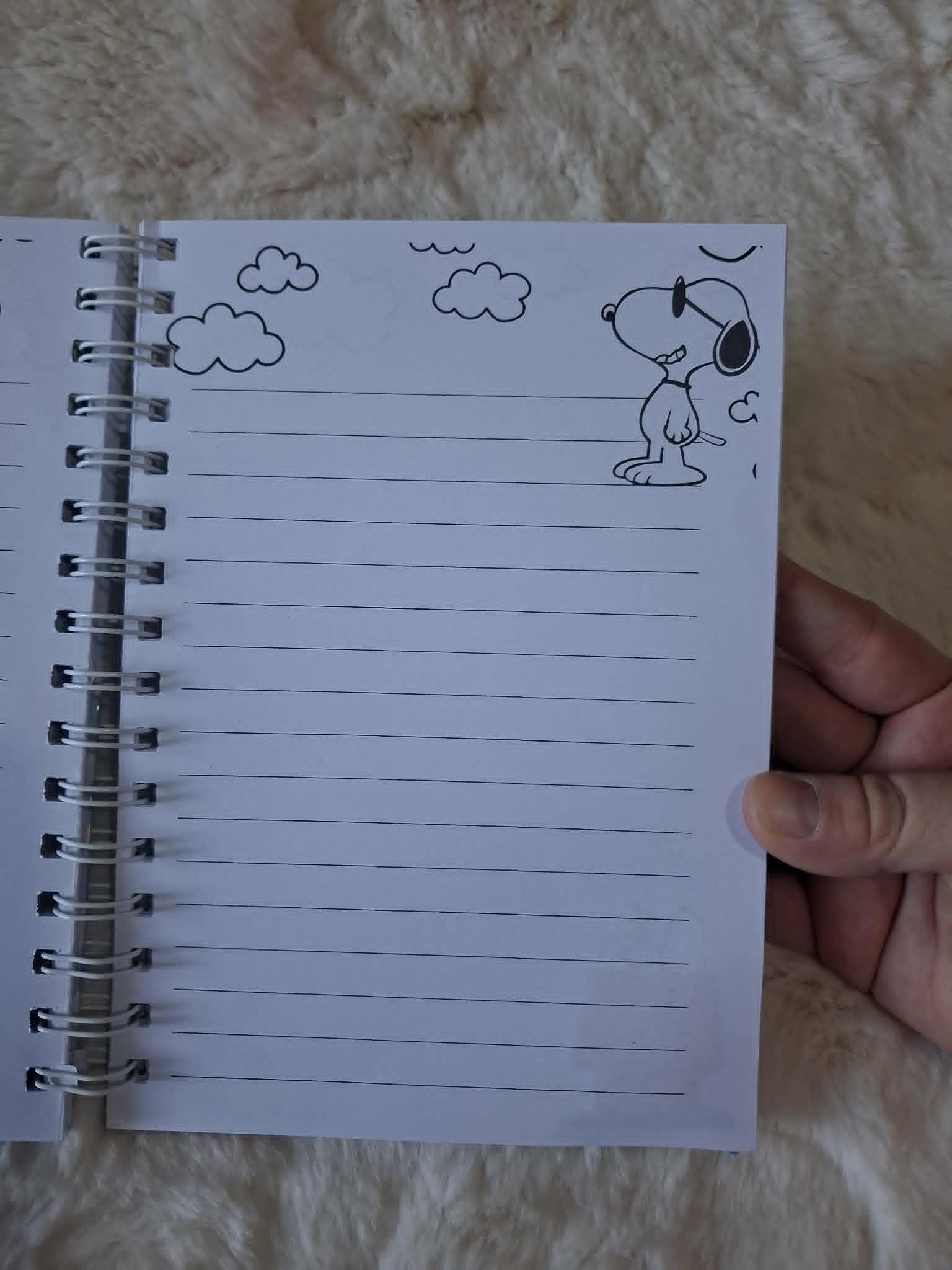 Pages intérieures lignées du carnet de notes Snoopy.