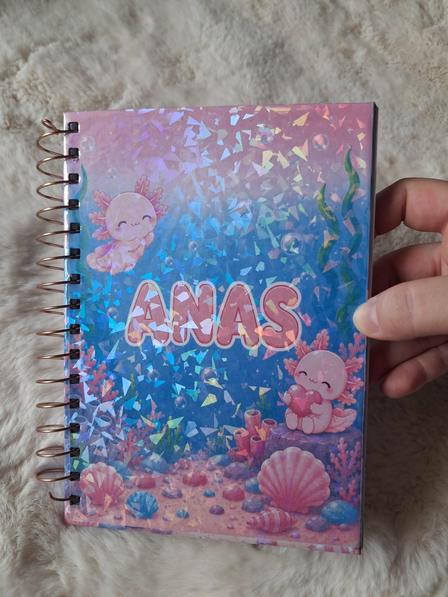 Carnet de notes Axolotl avec couverture holographique et reliure métallique.