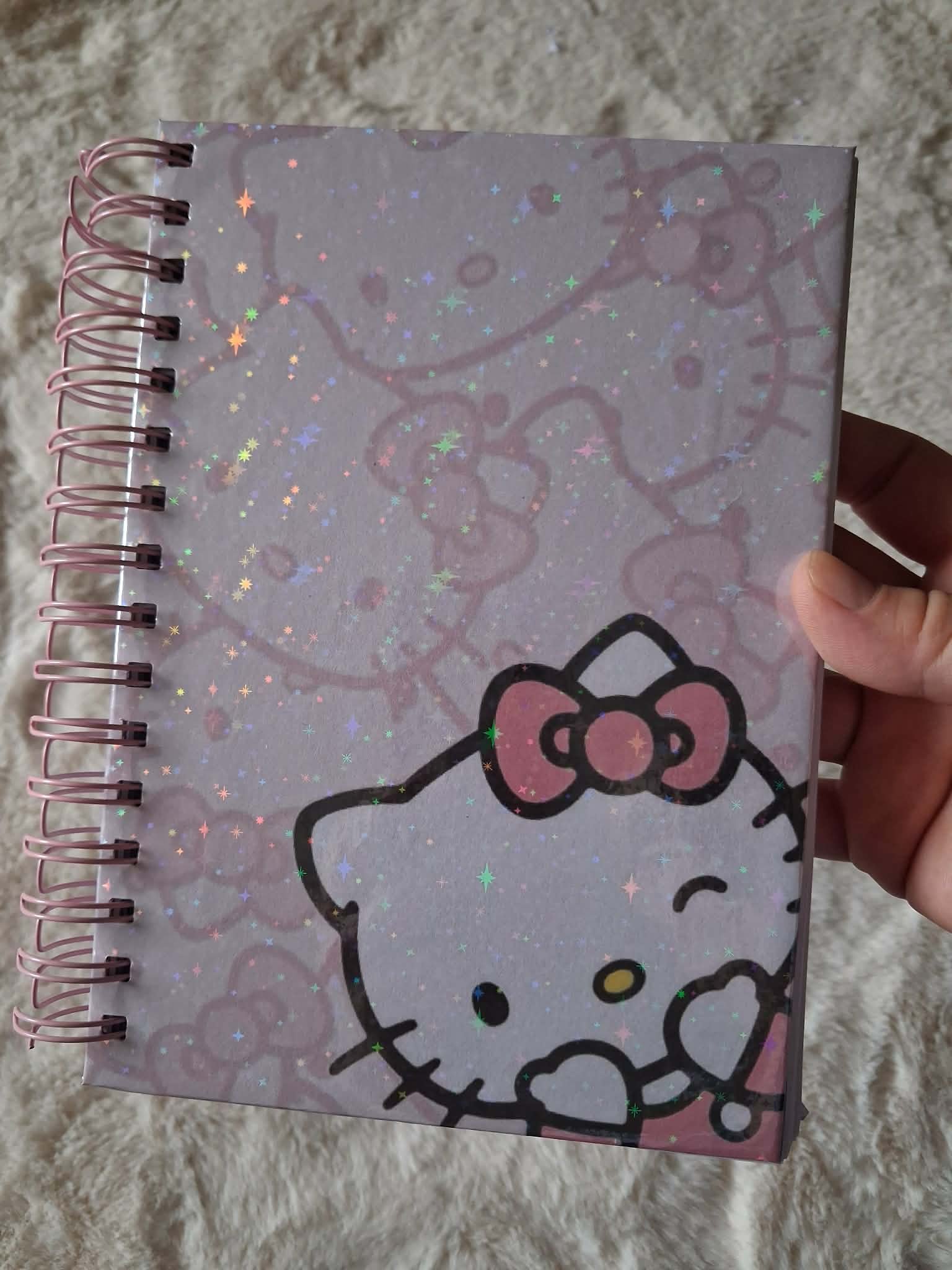 Couverture holographique du carnet de notes Hello Kitty.