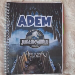 Couverture personnalisée Jurassic World plastifiée avec le prénom.