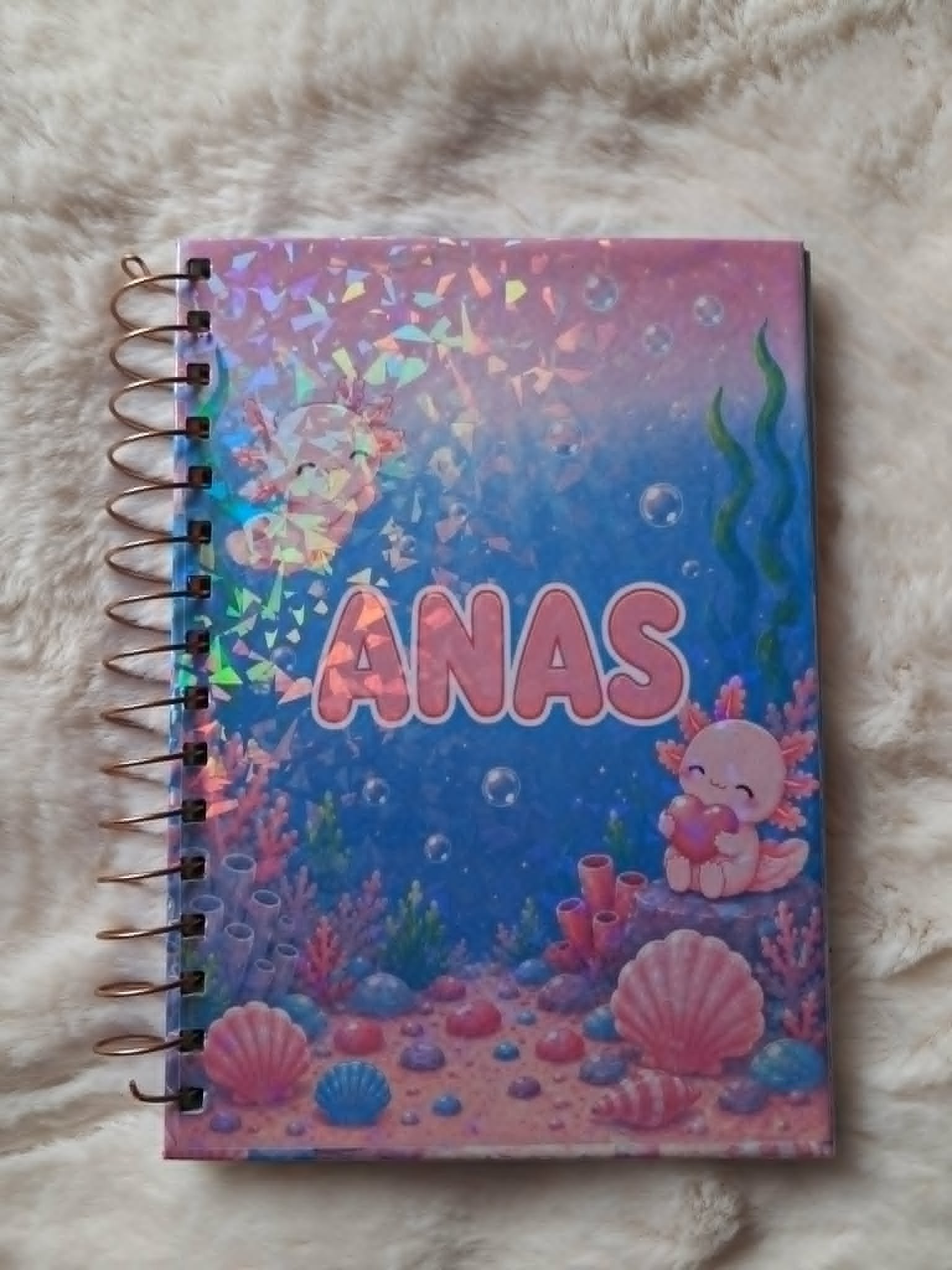 Carnet de notes Axolotl avec couverture holographique et reliure métallique.